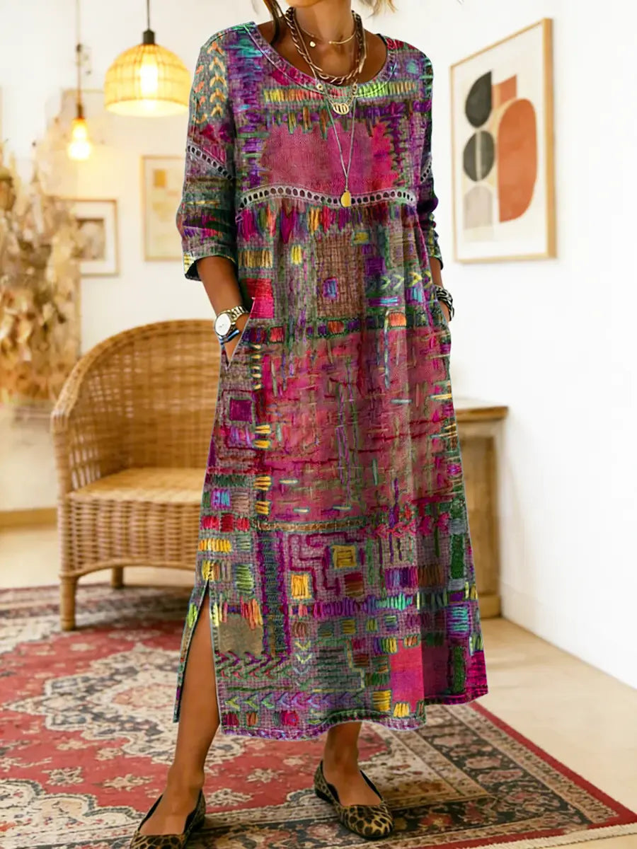 Amelie Damen Boho-Kleid im Freien. Stilvolles, komfortables Patchwork-Sommerkleid für einen lässigen Look.