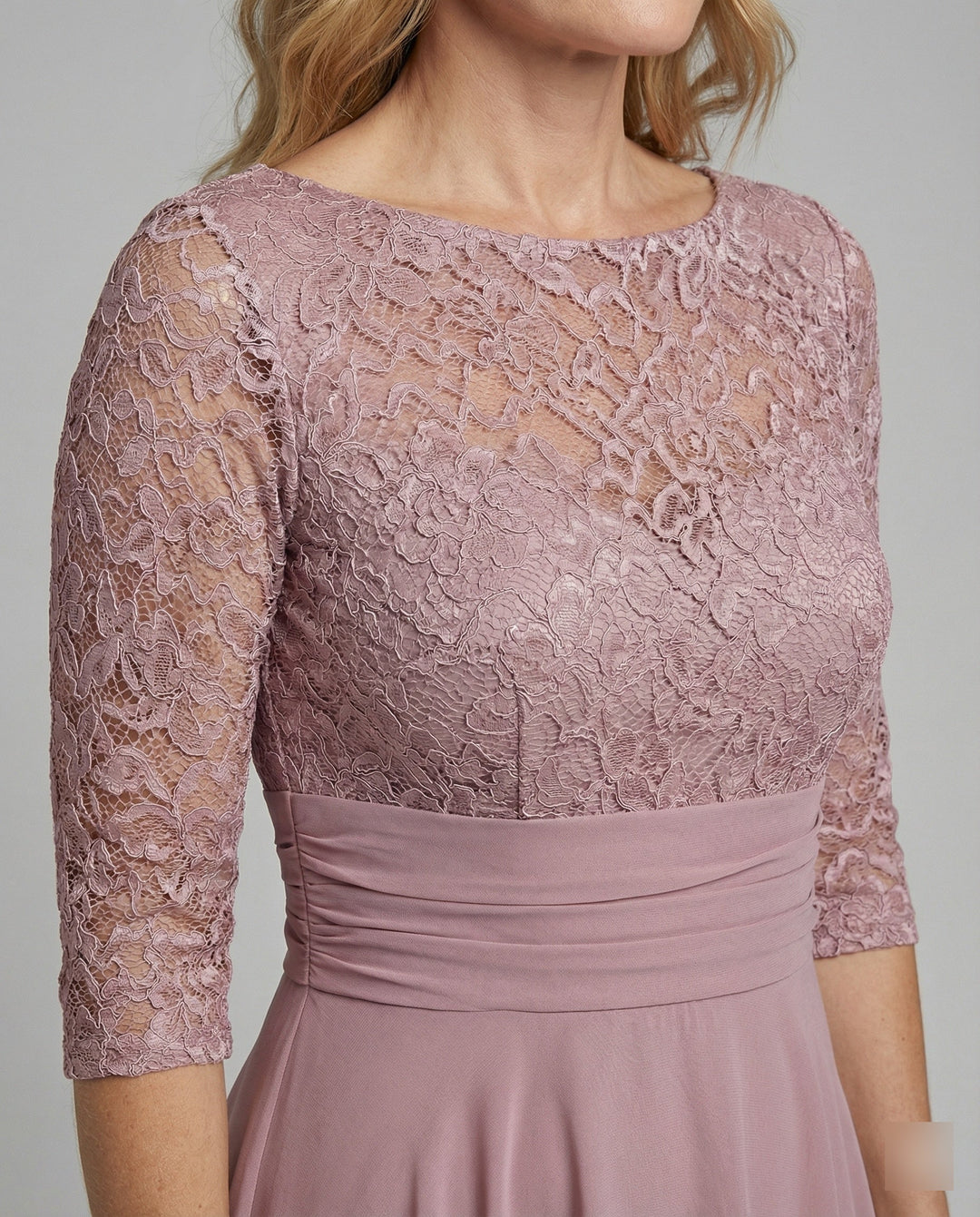 Grünes feierliches Damenkleid, fließend und elegant für besondere Anlässe und Abendveranstaltungen.
