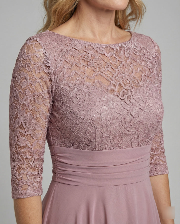 Grünes feierliches Damenkleid, fließend und elegant für besondere Anlässe und Abendveranstaltungen.