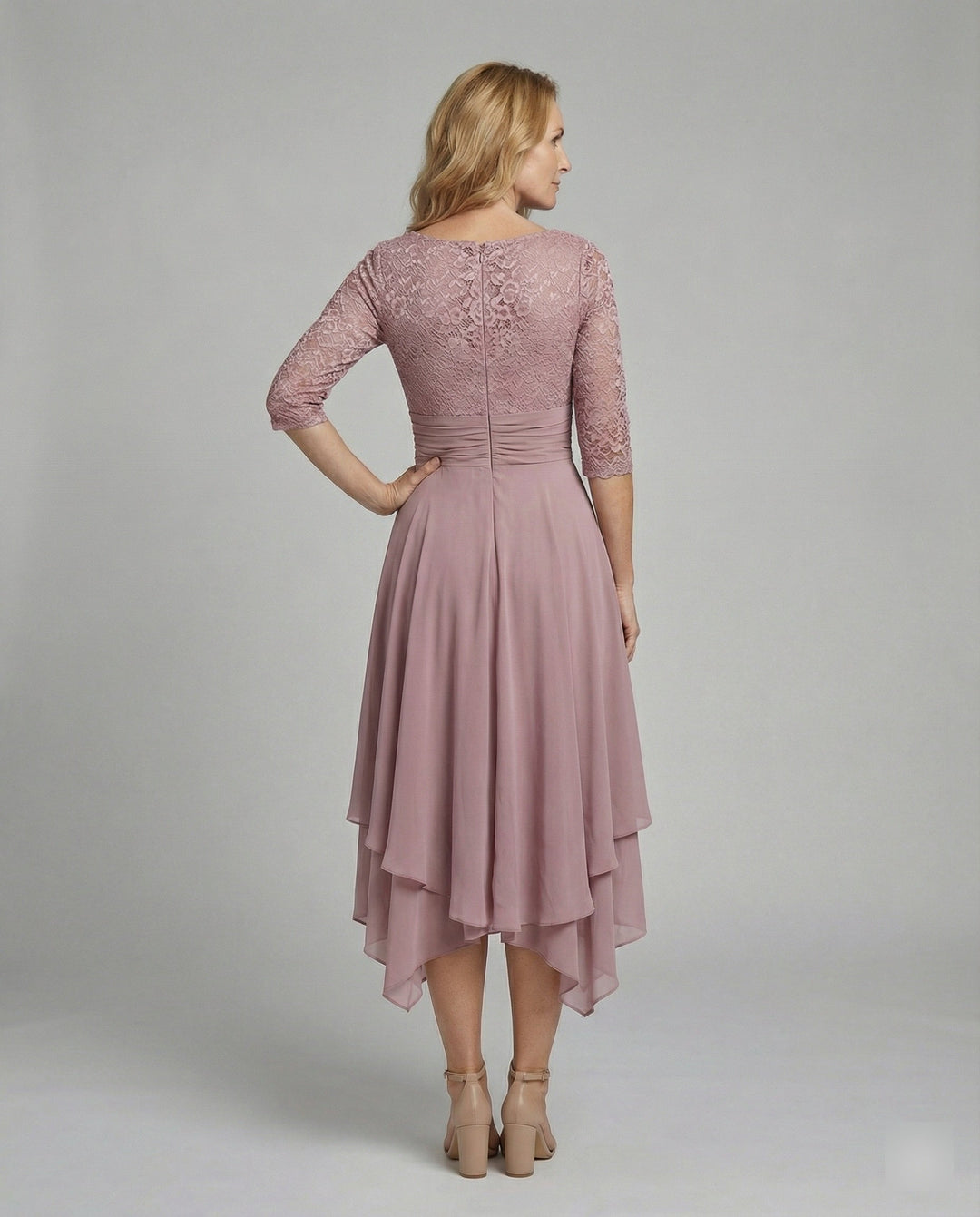 Graues elegantes Hochzeitsgast-Kleid, langes Abendkleid für feierliche Anlässe, fließend.