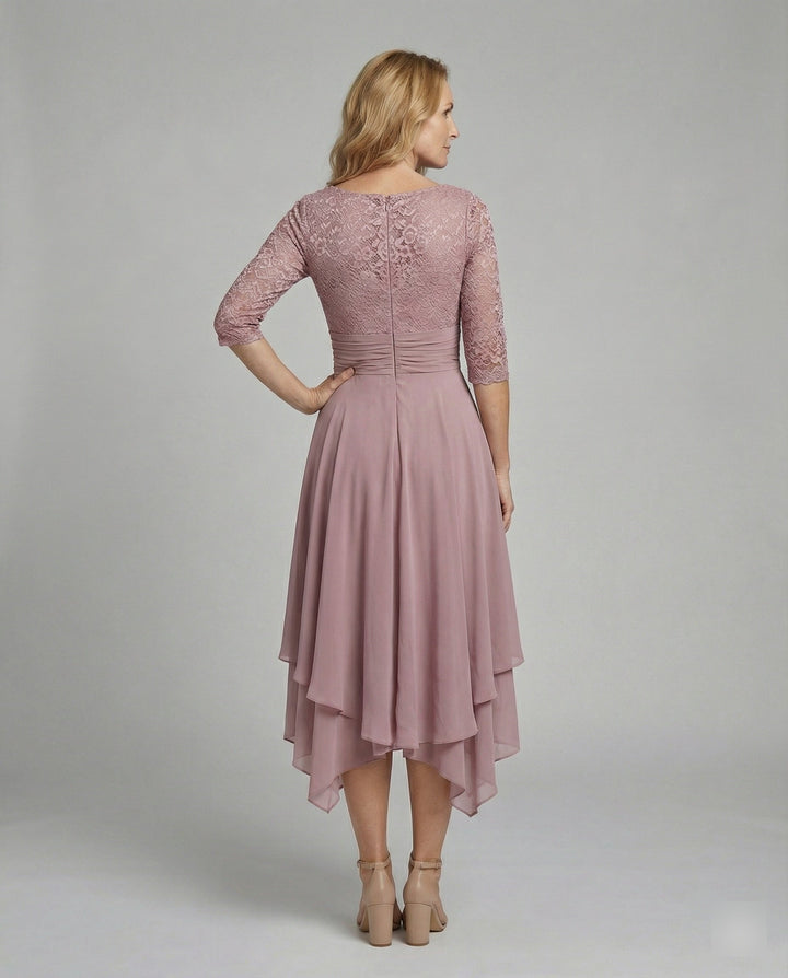 Graues elegantes Hochzeitsgast-Kleid, langes Abendkleid für feierliche Anlässe, fließend.