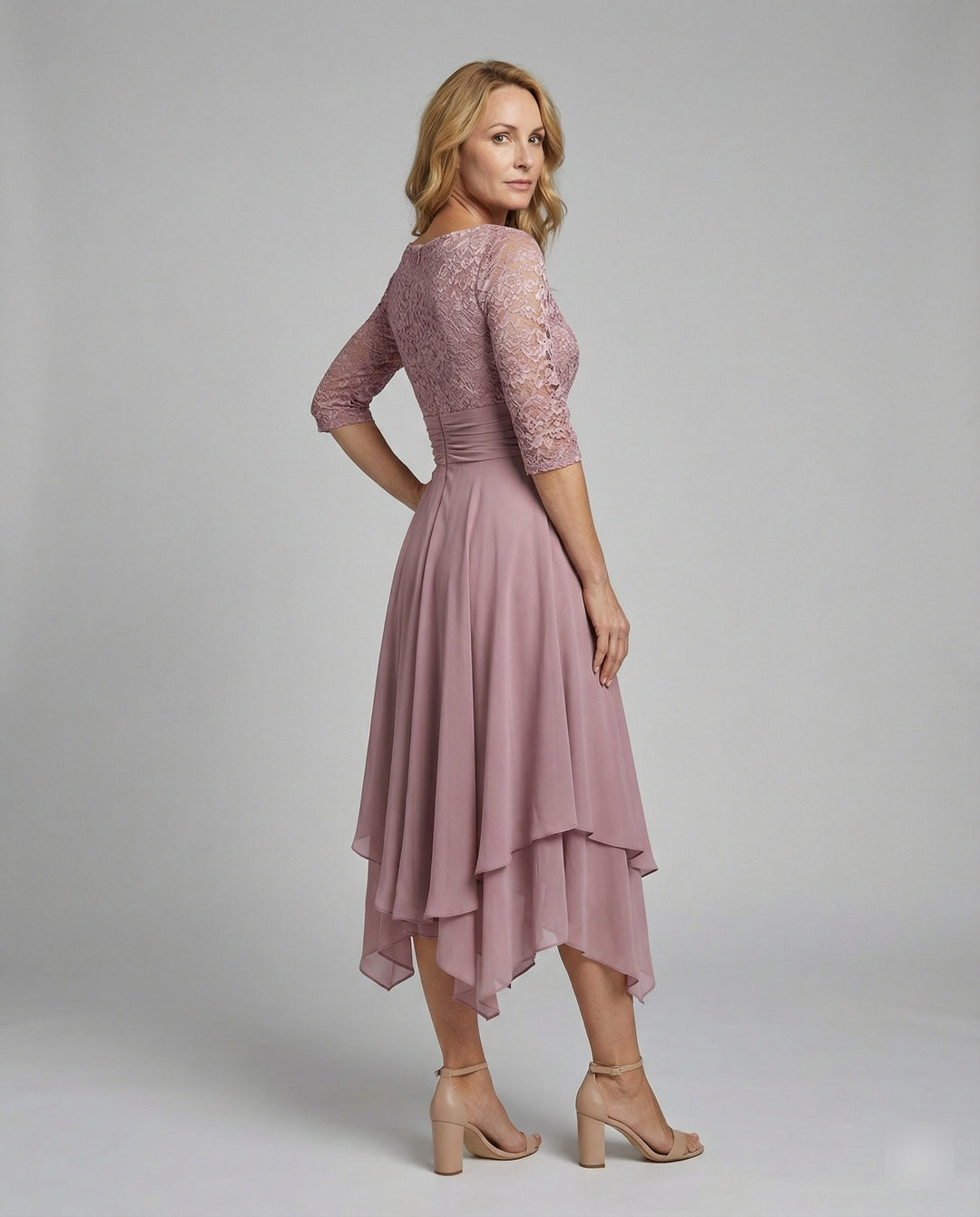 Elegantes langes Damenkleid für Hochzeitsgäste, fließender Stoff für besondere Anlässe.