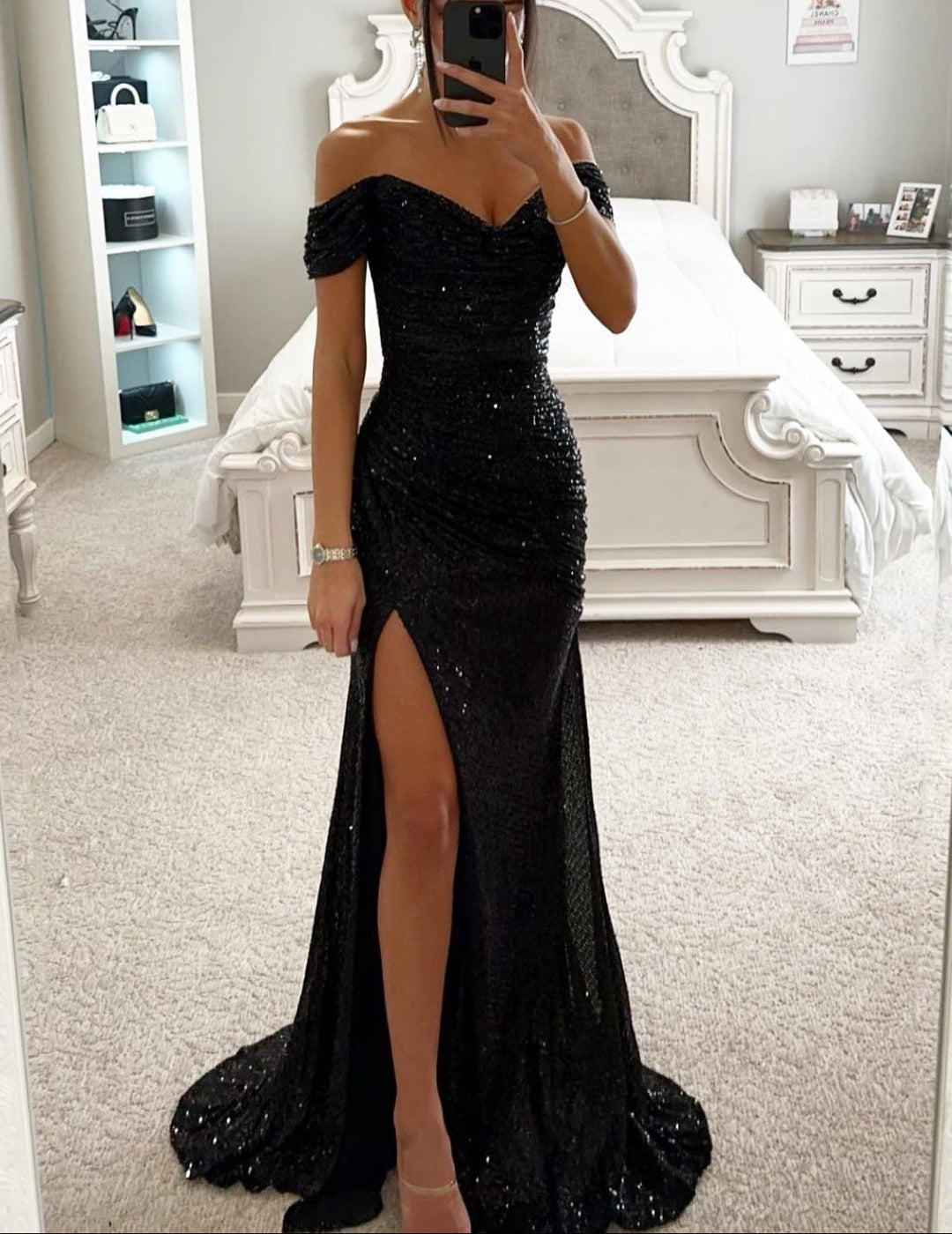 Weinrotes elegantes Damen Maxikleid, schulterfrei. Perfektes glamouröses Festkleid für Hochzeitsgäste & Galas.