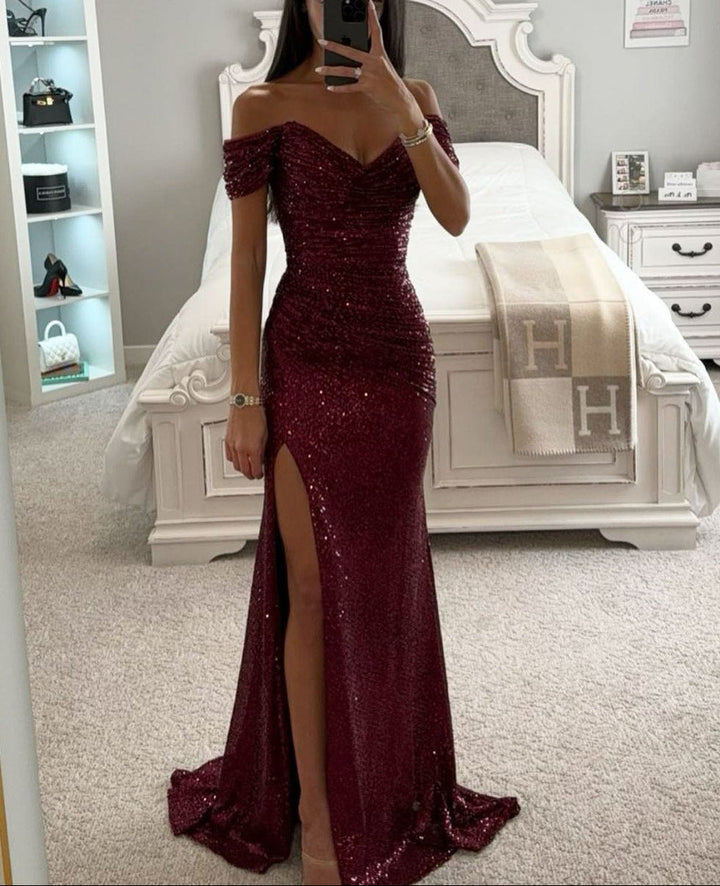 Silbernes schulterfreies Damen Abendkleid mit Pailletten. Ein glamouröses Maxikleid für Gala & Partys.