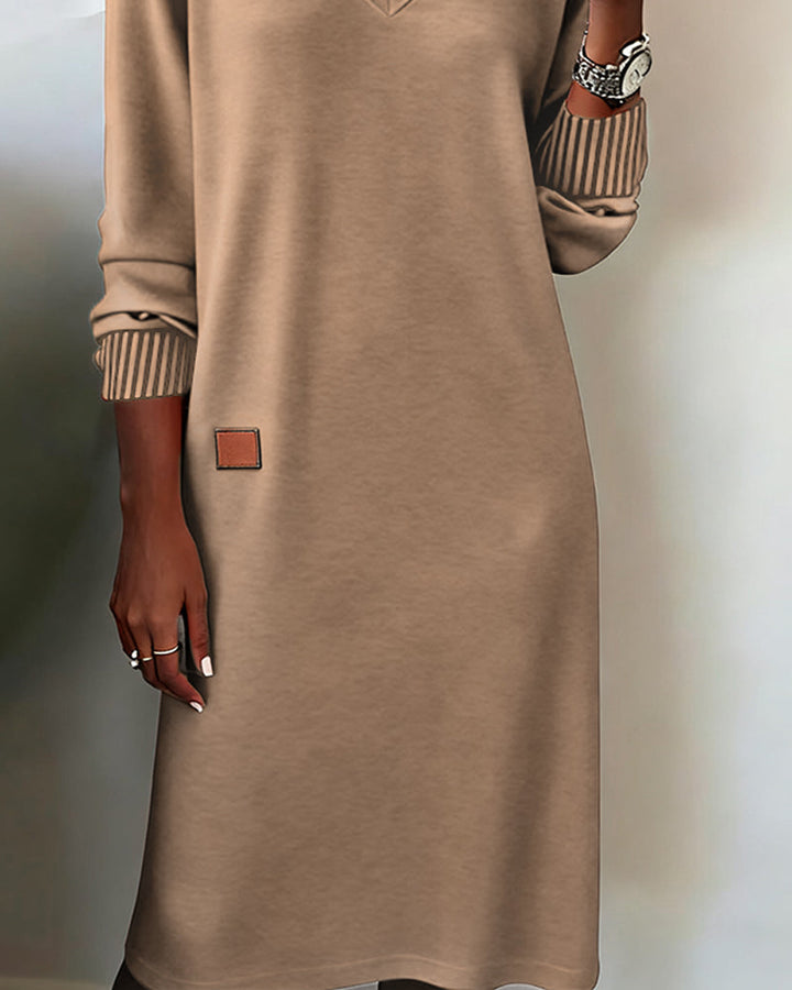 Vielseitiges Damenkleid: Elegantes Bürokleid, Abendkleid oder bequemes Herbstkleid. Midi-Länge, V-Ausschnitt.