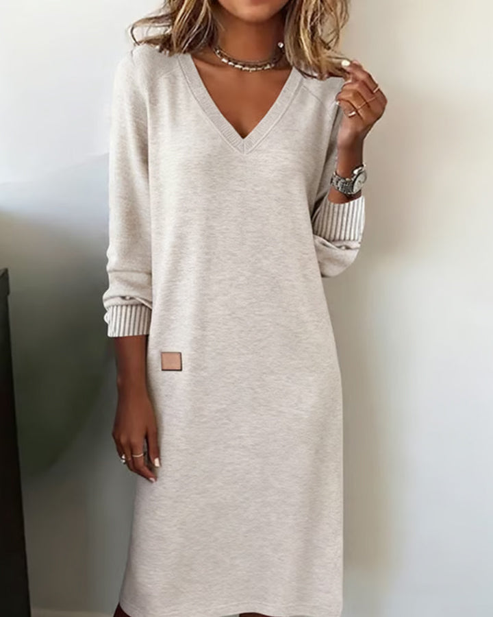 Damen Langarm-Midikleid mit schmeichelhaftem V-Ausschnitt. Elegantes Herbstkleid, perfekt für Winter & Freizeit.