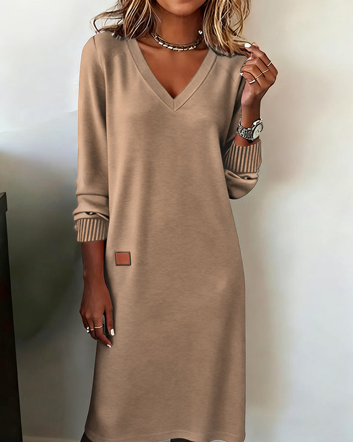 Elegantes Damen Midi-Herbstkleid mit V-Ausschnitt und langen Ärmeln. Vielseitig und bequem für Büro & Freizeit.
