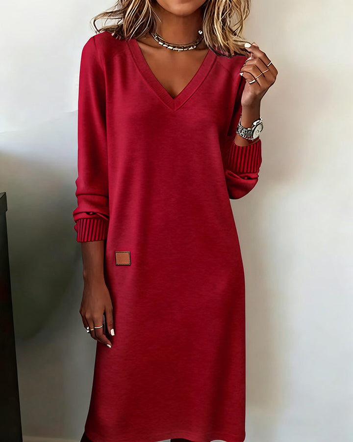 Model trägt elegantes Damen Midi-Herbstkleid mit V-Ausschnitt und Langarm. Perfekt für Büro & Abend.