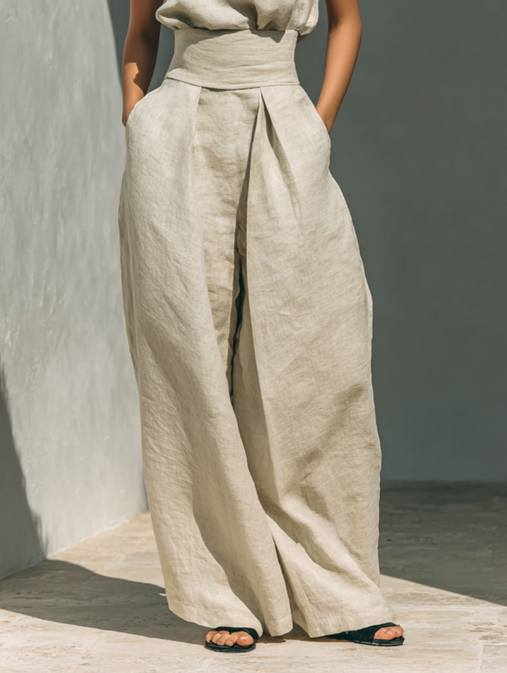 Stilvoller Damen Übergangslook: Zweiteiler mit ärmelloser Bluse & eleganter Hose. Komfortables, minimalistisches Set.