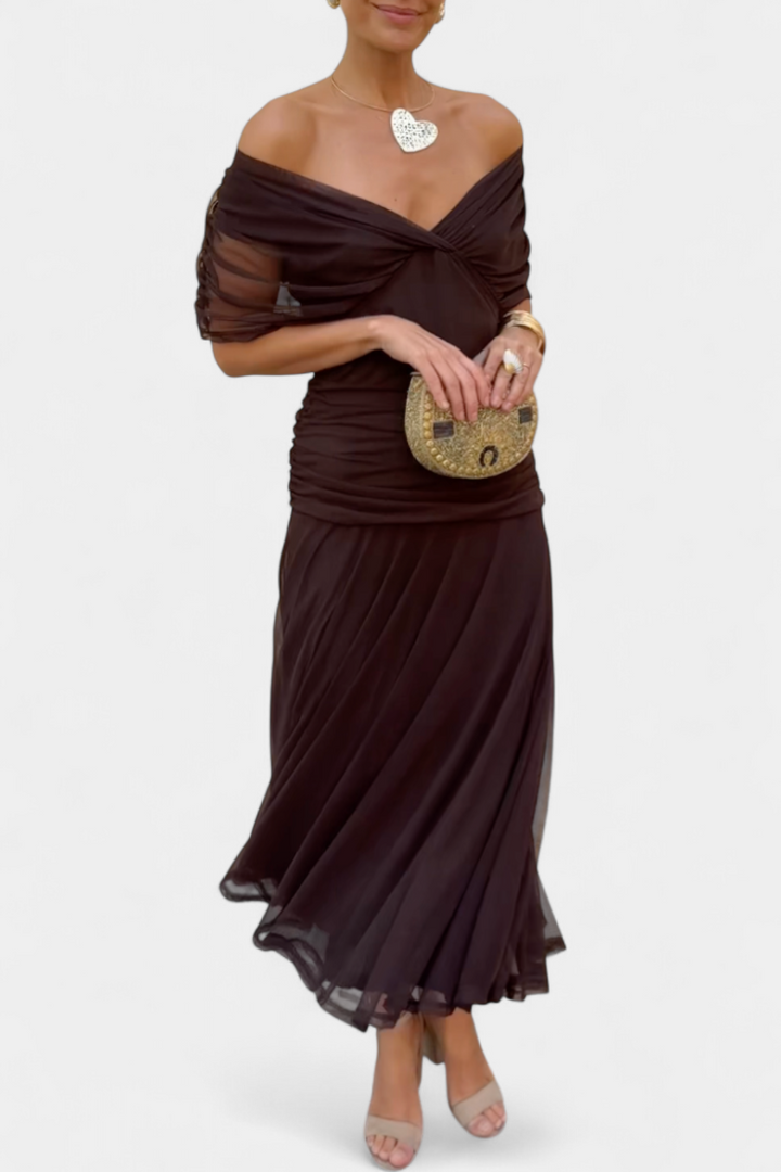 Festliches Maxikleid für Damen mit eleganter Off-Shoulder-Linie, ideal für Gala und besondere Events.