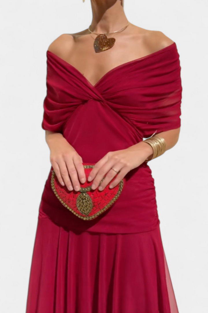 Stilvolles, langes Damenkleid für Festlichkeiten, elegante Abendmode mit Off-Shoulder-Design.