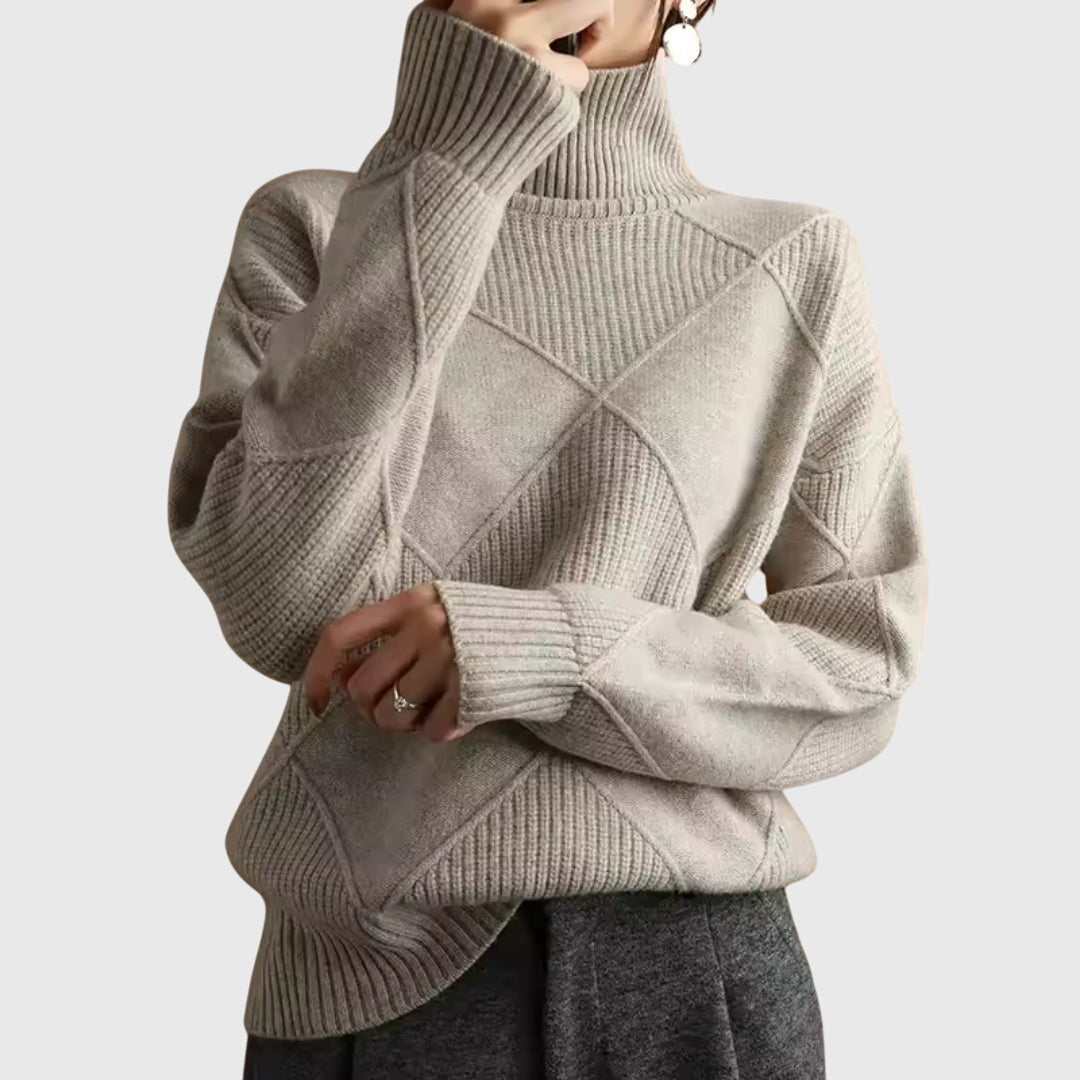 Figurbetonter Damen Strickpullover, geometrisch gemustert, mit Rollkragen. Warme Wintermode für Damen.