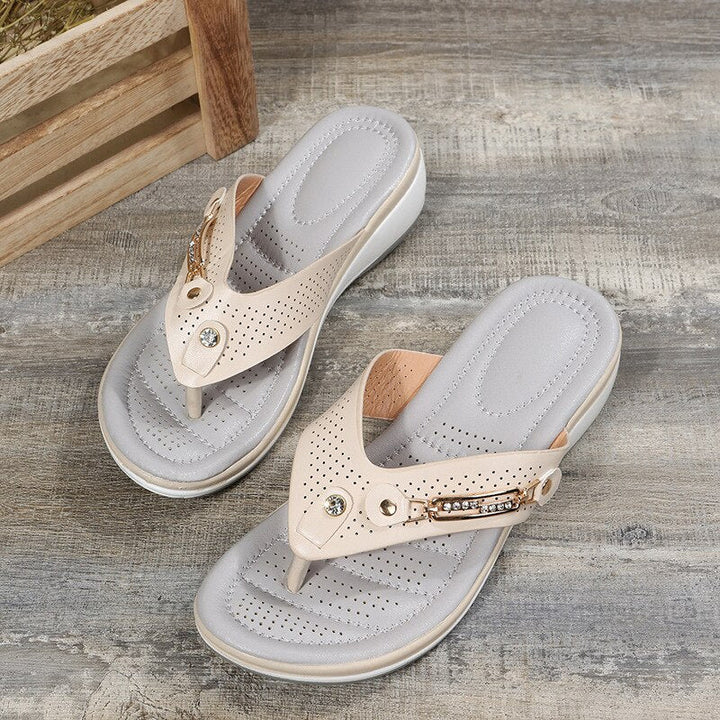 Nahaufnahme der weich gepolsterten Innensohle dieser Damen Komfort Sandalen für entspanntes Gehen den ganzen Tag.