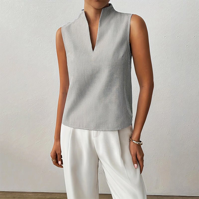 Nahaufnahme: Stilvolle gestreifte Damenbluse mit Stehkragen, ärmellos, ideal für elegante Businessmode.