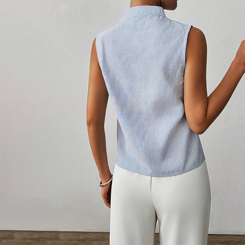 Detailaufnahme der gestreiften Business-Damenbluse mit elegantem Stehkragen und ärmellosem Design.