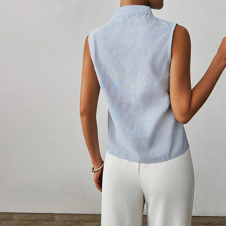 Detailaufnahme der gestreiften Business-Damenbluse mit elegantem Stehkragen und ärmellosem Design.