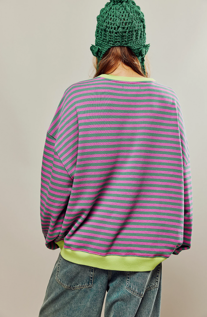 Gestreifter Damenpullover mit Rundhals. Bequeme Mode für den Frühling und vielseitige Alltags-Outfits.