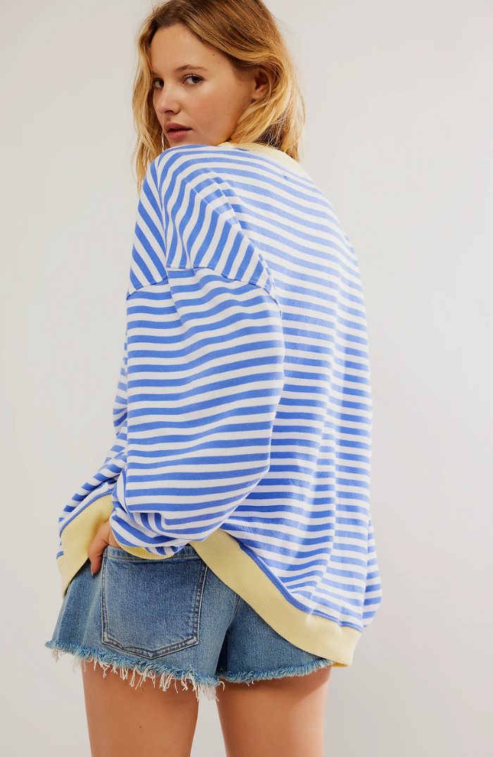 Eleganter gestreifter Damenpullover. Perfekter Strick für Frühling, Freizeit und stilvolle Kombinationen.