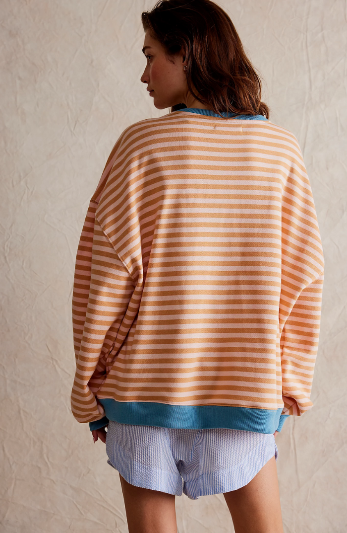 Bequemer Damen Strickpullover, gestreift. Rundhals-Design, ideal für Frühling und entspannten Alltag.