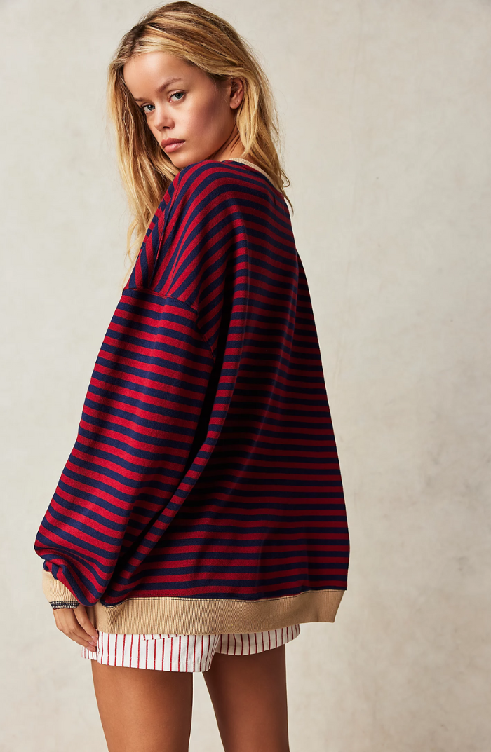 Moderner Damen Rundhals-Pullover gestreift. Perfekt für Frühling, Freizeit und den stilvollen Alltag.