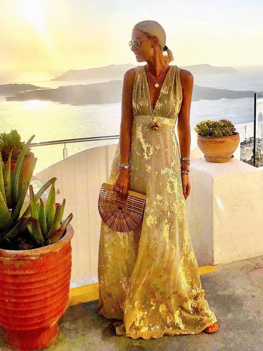 Detailansicht: Funkelndes Paillettenmuster auf dem glamourösen Damen Maxikleid, Abendkleid für Eleganz.