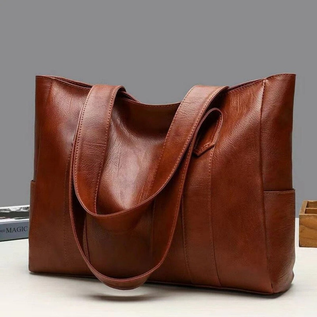 Braune Damen Handtasche aus Vintage-Leder. Klassische Eleganz für den Alltag oder als stilvolle Bürotasche.