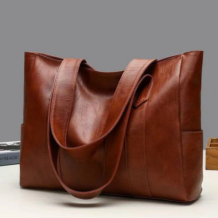 Braune Damen Handtasche aus Vintage-Leder. Klassische Eleganz für den Alltag oder als stilvolle Bürotasche.
