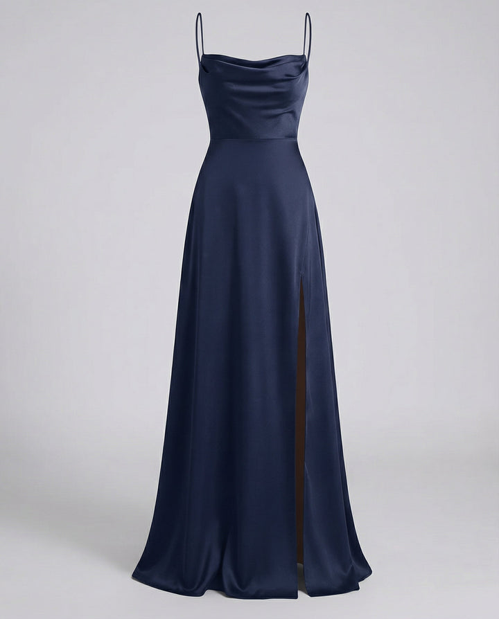 Langes Damen Maxikleid als Hochzeitsgast-Kleid. Ärmellos mit elegantem Rückendetail, fließender Stoff.