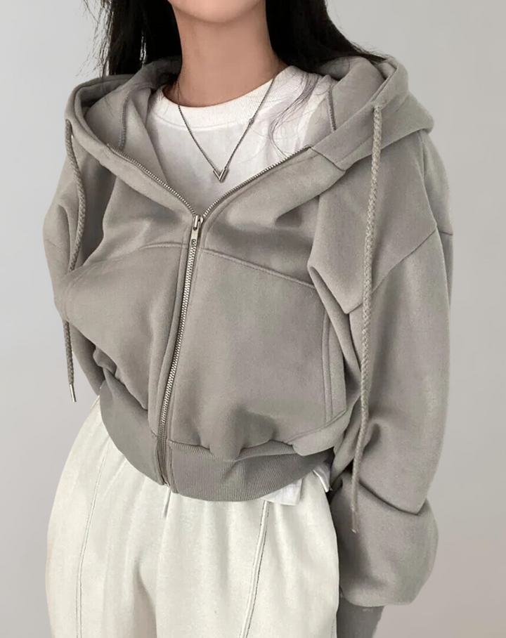 Detailansicht des Reißverschlusses am Damen Hoodie, ein komfortables und stylisches Herbst-Oberteil für Damen.