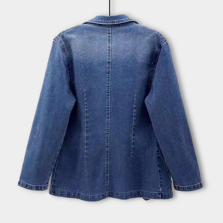 Schicker Damen Jeansblazer Nora: Perfekt fürs Büro oder elegante Frühlings-Outfits.