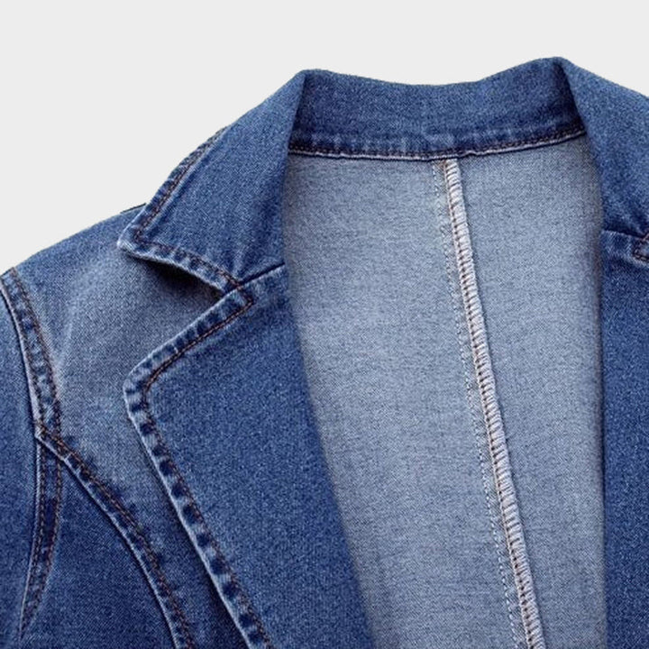 Eleganter Damen Jeansblazer Nora mit modernem Schnitt für einen stylischen Frühlings-Look.