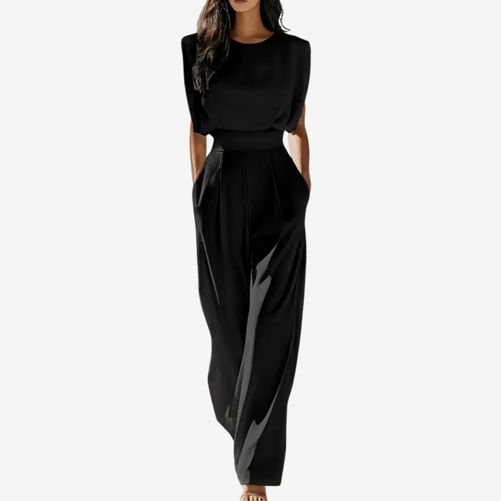 Festlicher Damen Overall für stilvolle Abende. Der Taillengürtel betont die Silhouette elegant.