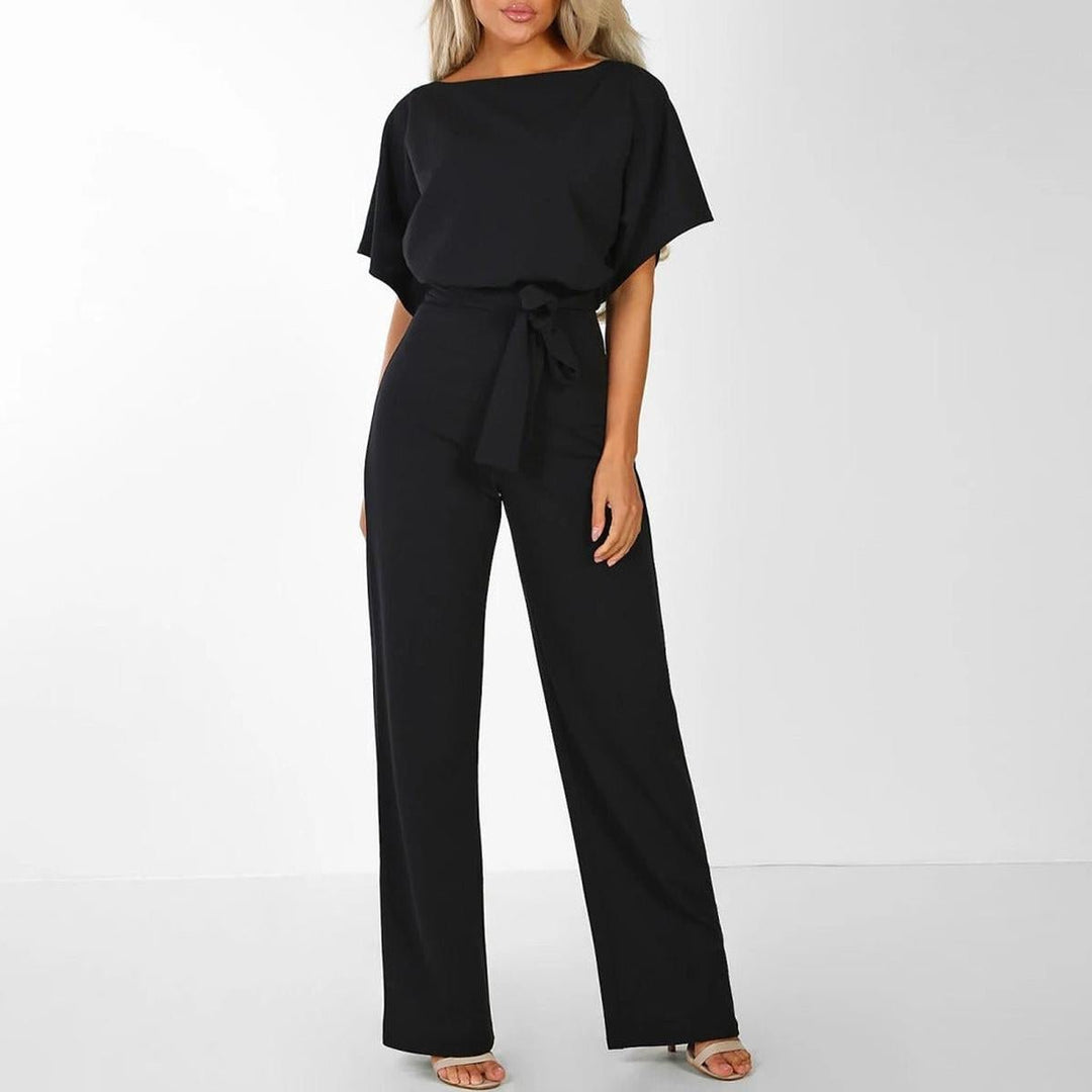 Rückenansicht des Damen Jumpsuit Clara. Vielseitiger Kurzarm-Einteiler, ideal als elegantes Urlaub Outfit oder Freizeit Jumpsuit.