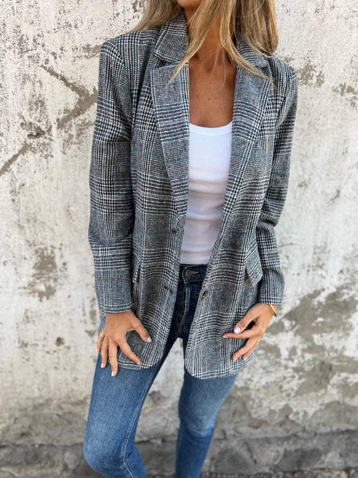 Moderne Damenjacke mit klassischem Karo-Muster in Schwarz-Braun, ideal für Herbst, Freizeit und das Büro.