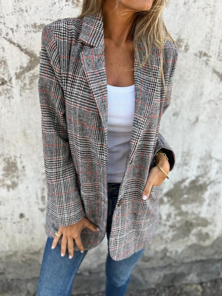 Zeitlose Damen Karo-Jacke in elegantem Schwarz-Braun, eine moderne Übergangsjacke für stilbewusste Frauen im Herbst.