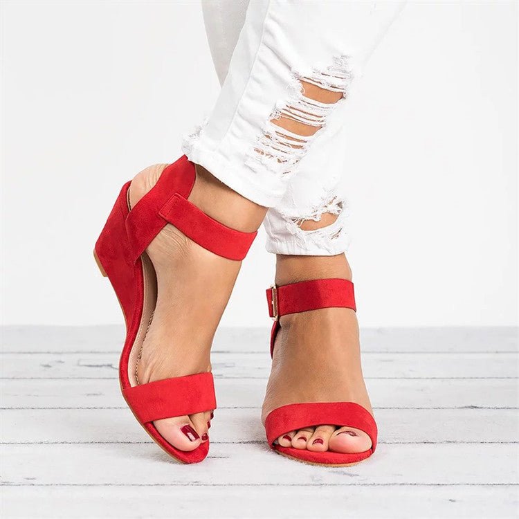 Bequeme verstellbare Damen Sandale Nora. Flache Sommerschuhe für maximalen Komfort an warmen Tagen.