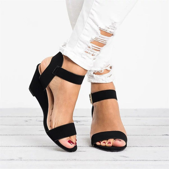 Klassische Damen Sandale Nora, elegant und bequem. Verstellbare flache Sommersandale für warme Tage & Urlaub.