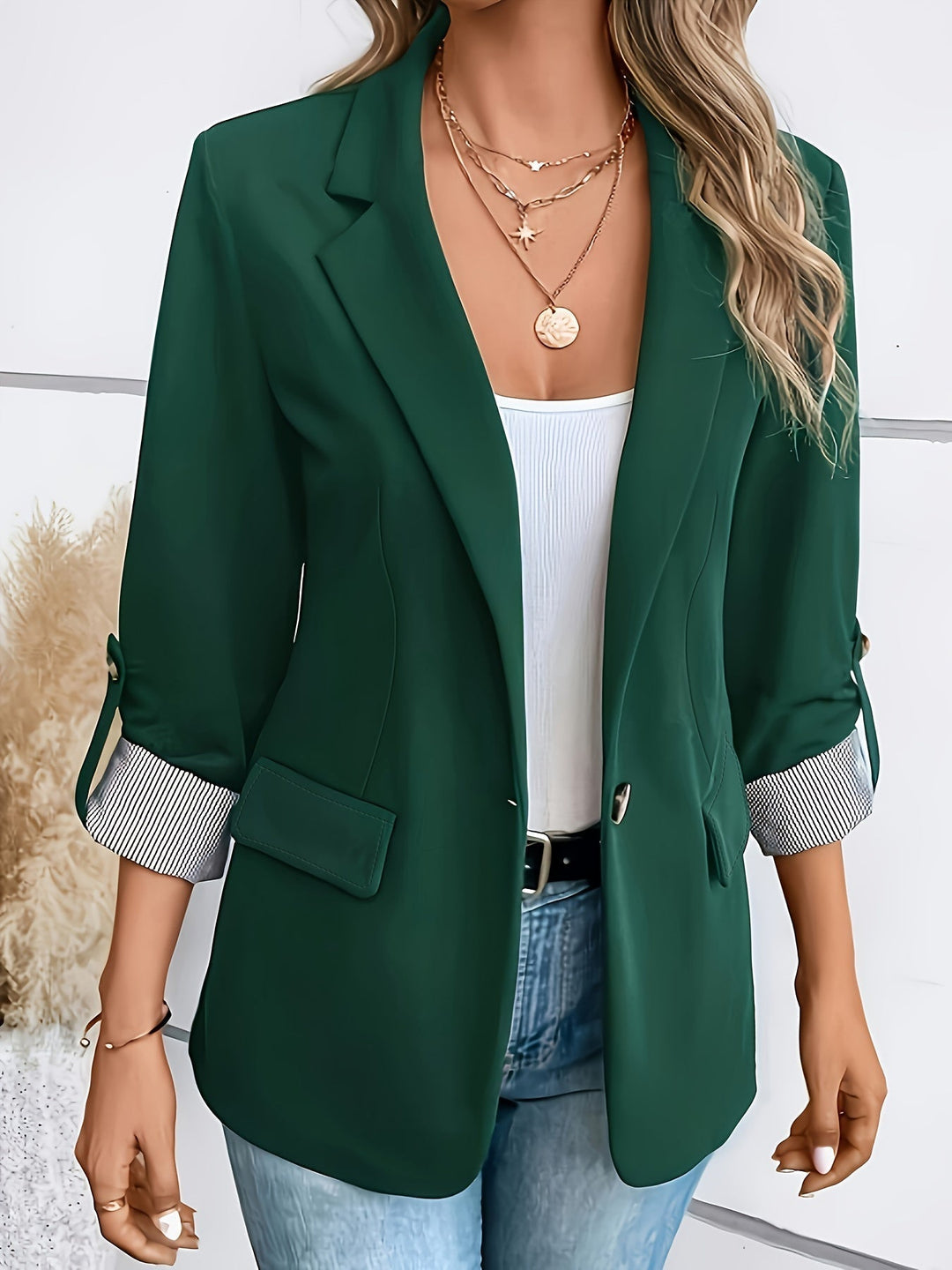 Hochwertiger Damen Blazer, elegant geschnitten, unterstreicht zeitlose Mode und Stilbewusstsein.
