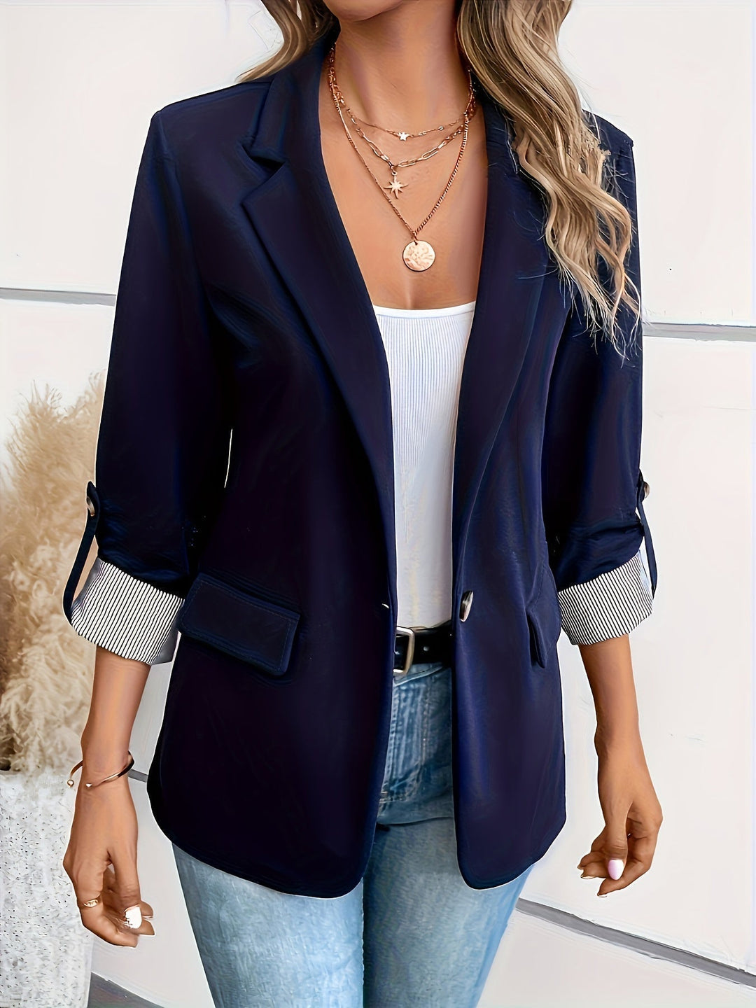Klassischer Damen Blazer in zeitlosem Design, ideal für Business und Alltag.