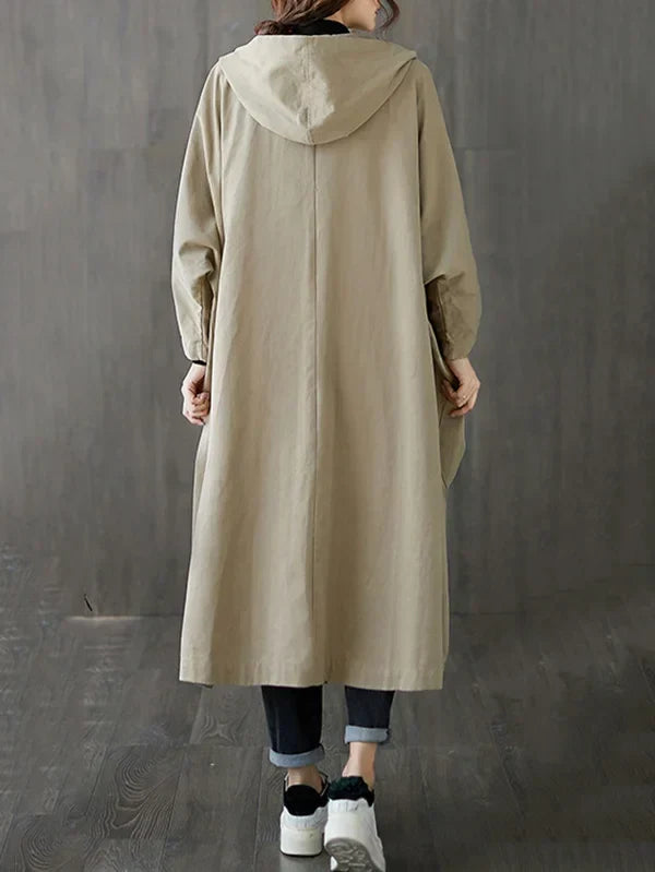 Rückansicht des wasserfesten Damen-Trenchcoats, eleganter Schnitt, ideal für Outdoor-Mode.