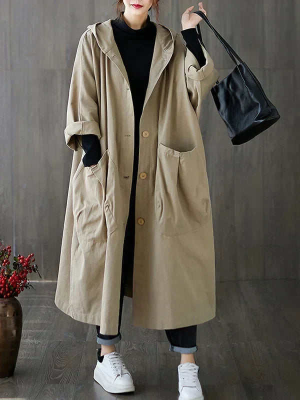 Seitliche Ansicht des langen Damen-Mantels, wasserfester Trenchcoat für stilvolle Übergangslooks.