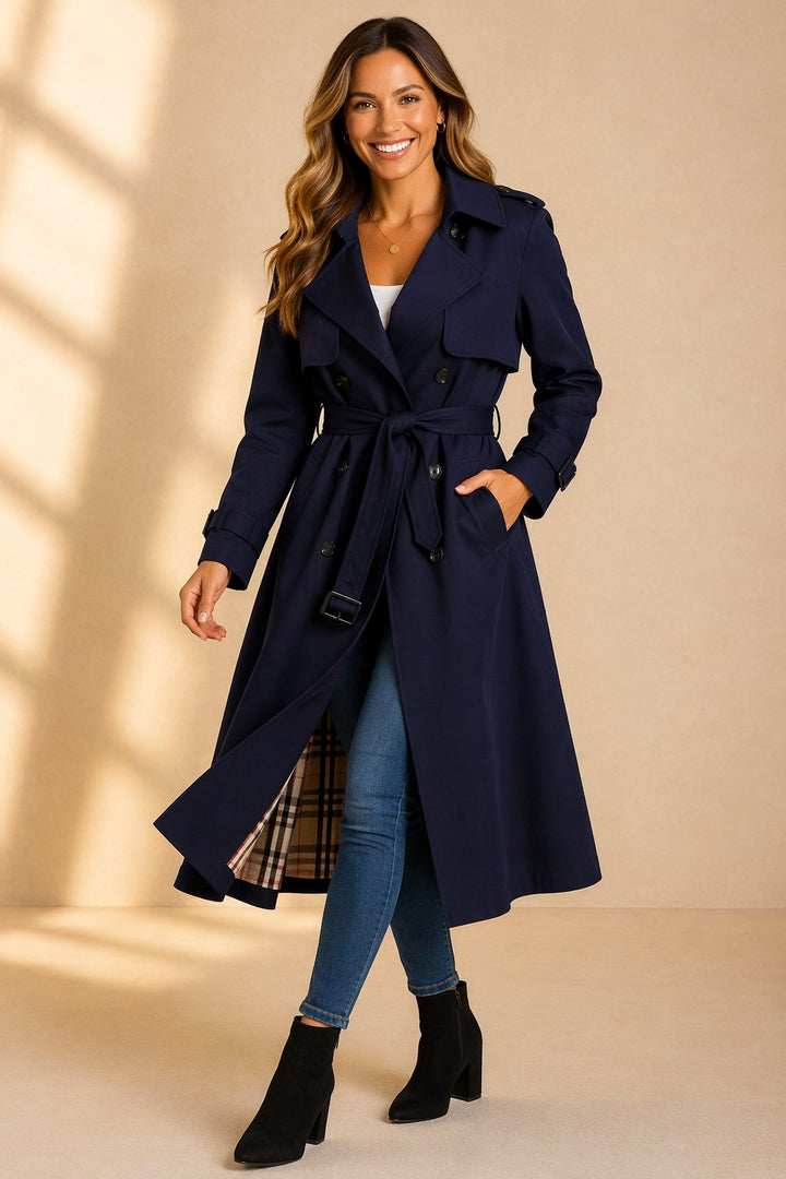Detailaufnahme: Eleganter Damen Trenchcoat mit Gürtel, zweireihig. Hochwertiger Business & Casual Übergangsmantel.