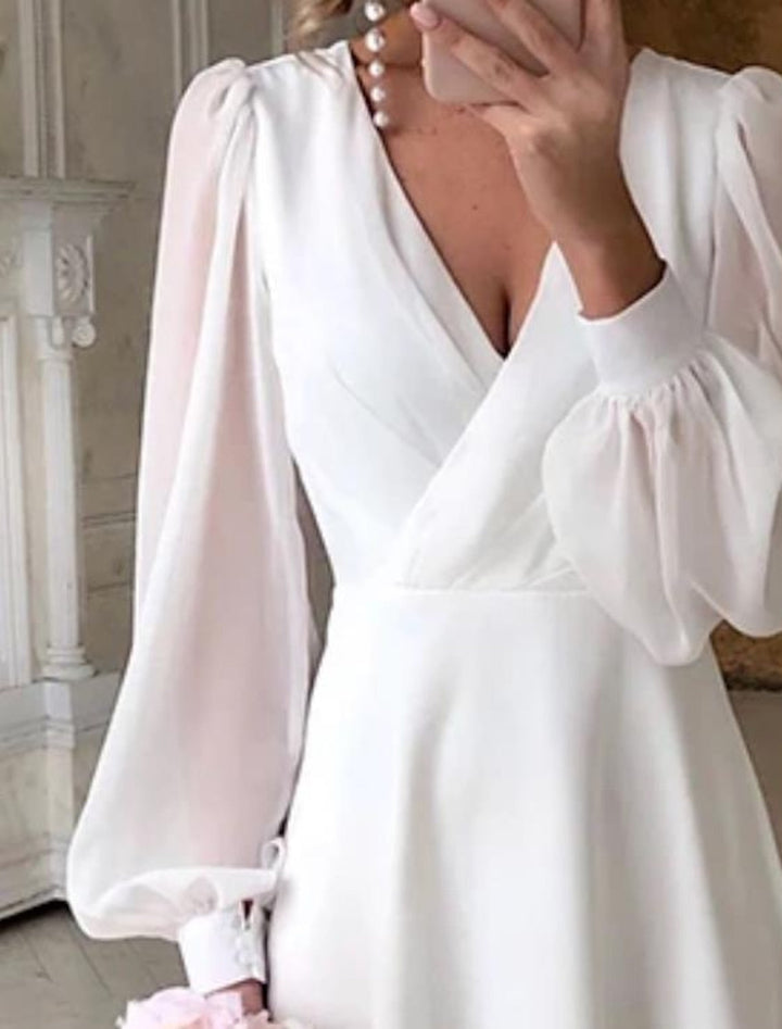 Klassisches Langarm Hochzeitskleid in Weiß, elegant und fließend, perfekt für eine stilvolle Braut.