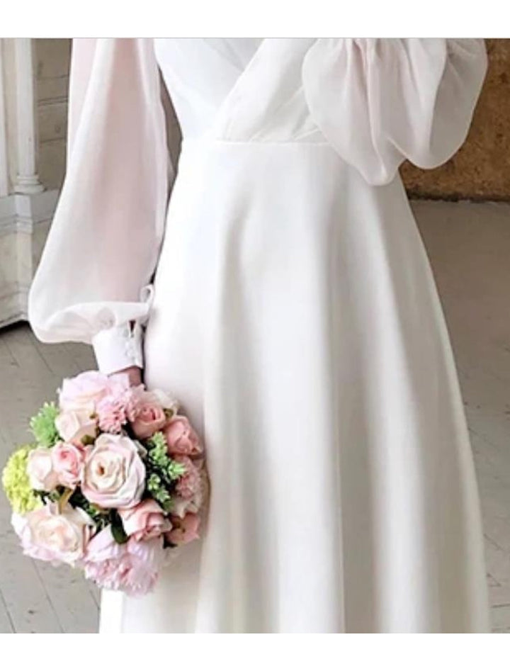 Zeitloses Damen Brautkleid mit langen Ärmeln, V-Ausschnitt und elegantem, fließendem Stoff in Weiß.