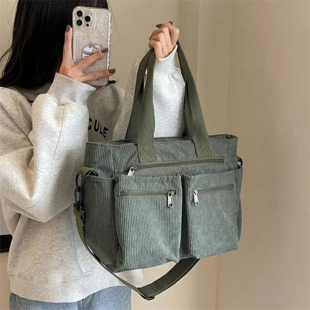Organisierte Damentasche aus Kordstoff mit vielen Mehrtaschen für perfekte Ordnung und schnellen Zugriff.