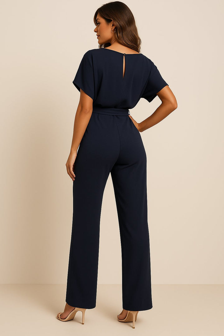 Komfortabler Damen Jumpsuit Elisa mit kurzen Ärmeln, weitem Bein und Bindegürtel für einen schicken Look.