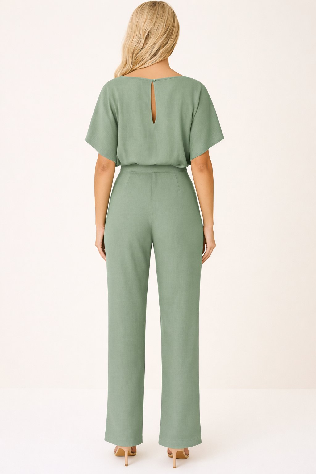 Stylischer Kurzarm Jumpsuit Elisa mit weitem Bein und Bindegürtel. Ein vielseitiges Einzelteil für Damen.
