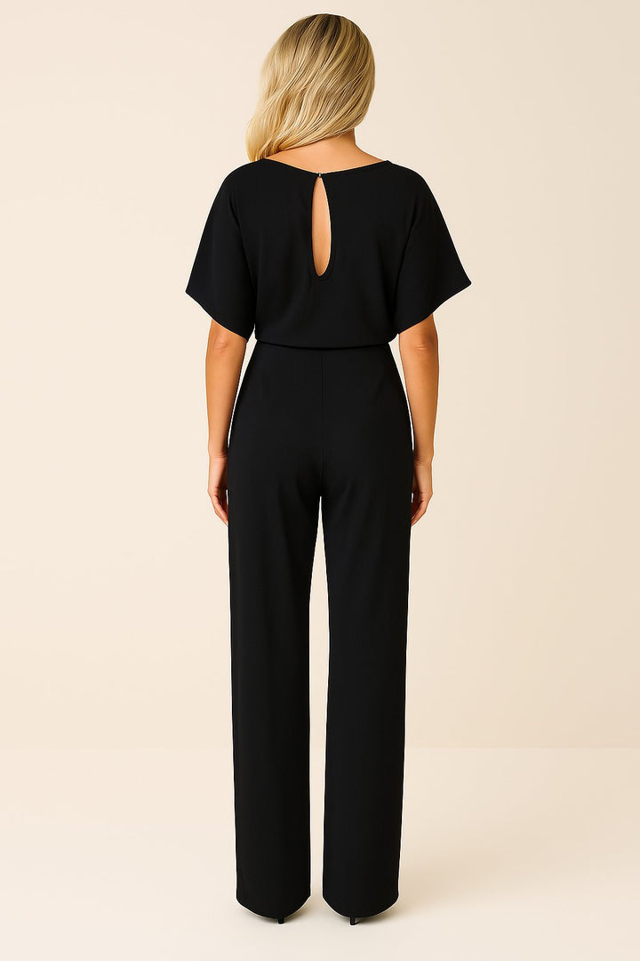 Trendiger Elisa Jumpsuit für Frauen: kurzärmelig, mit lockerem weitem Bein und figurbetontem Bindegürtel.