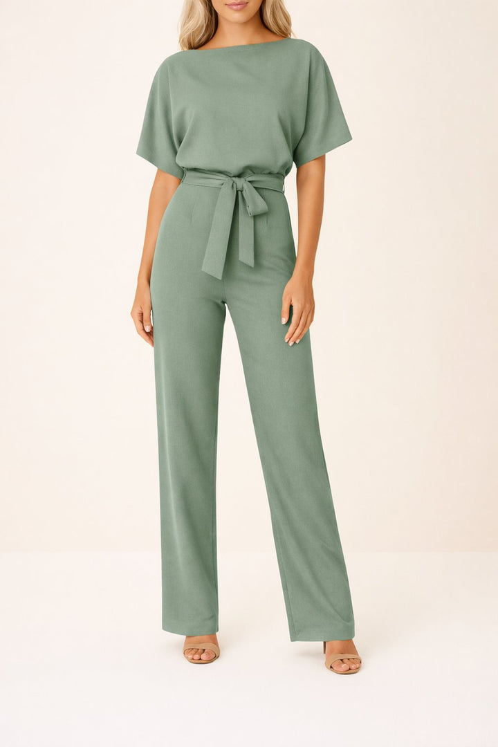 Modischer Damen Jumpsuit Elisa in Schwarz, mit kurzen Ärmeln, Bindegürtel an der Taille und weitem Bein.