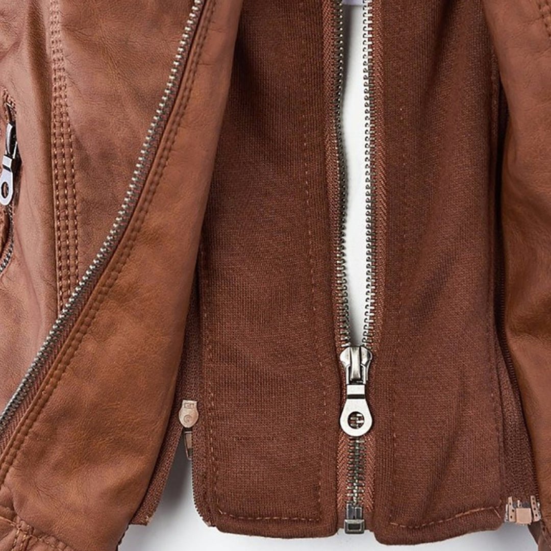 Damenjacke kurz, elegant für Herbsttage. Eine modische Übergangsjacke mit Komfort.